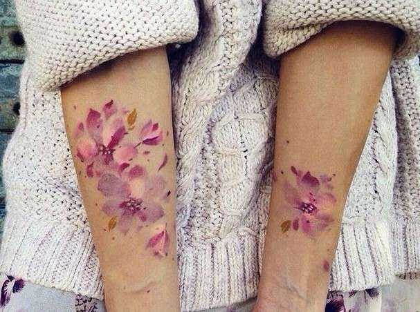 tatuaggio fiori braccia